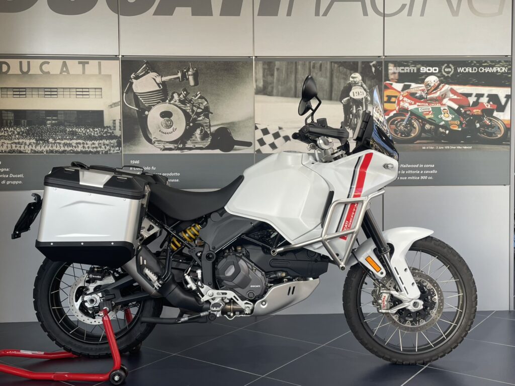 ドゥカティ848 ホワイト 実走行8493キロ極上！！ ドゥカティが新型車